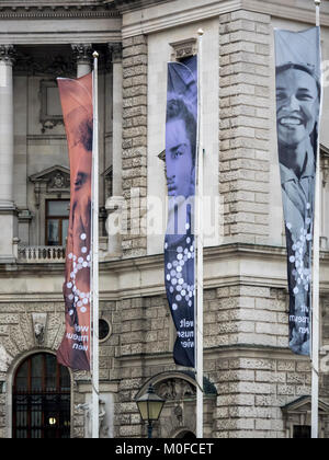 WIEN, ÖSTERREICH - 06. DEZEMBER 2017: Bannerschilder vor dem Weltmuseum Wien - ein Ethnologisches Museum Stockfoto