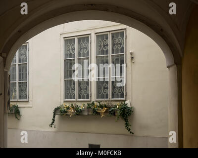 WIEN, ÖSTERREICH - 06. DEZEMBER 2017: Hübsches Fenster durch den Bogen gesehen Stockfoto