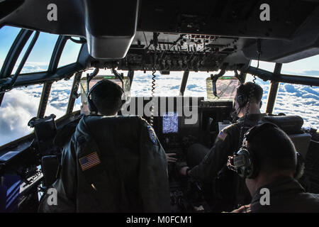 Die Piloten der US Air Force C-130 sind die Bereitstellung einer 173Rd Airborne Brigade M777 Haubitze aus schweren Tropfen in Deutschland zur Unterstützung der 4-319 ferne Operationen. Stockfoto