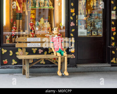 WIEN, ÖSTERREICH, 06. DEZEMBER 2017: Außenansicht des Pinocchio-Shops in der Augustinerstraße Stockfoto