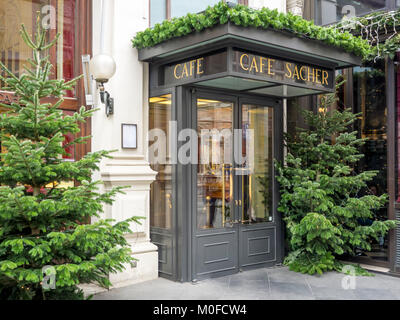 WIEN, ÖSTERREICH - 06. DEZEMBER 2017: Café Sacher Wein an der Philharmoniker Straße Stockfoto