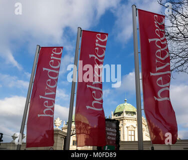 WIEN, ÖSTERREICH, 06. DEZEMBER 2017: Bannerschilder vor dem Schloss Belvedere Stockfoto