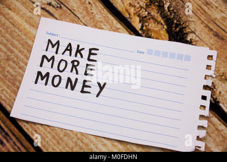 Klebrig, mit der Phrase verdienen Sie mehr Geld, darauf geschrieben. Raum für Text. auf Holz- Hintergrund Stockfoto