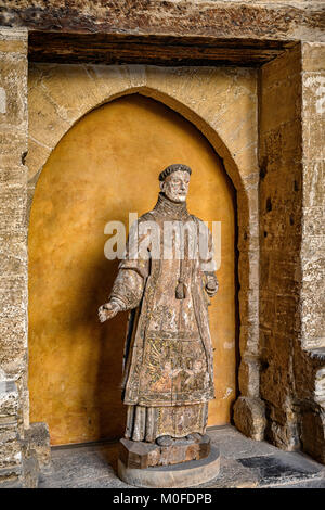 Alte hölzerne Statue in der Nische der Kreuzgang der Kathedrale der Stadt Oviedo, Asturien, Spanien Stockfoto