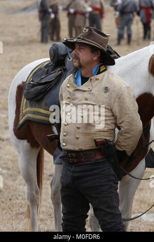 Konföderierten Truppen zu einem Bürgerkrieg Re-enactment einer Schlacht, in der Hernando County, Florida im Juli passiert der L 864. Stockfoto