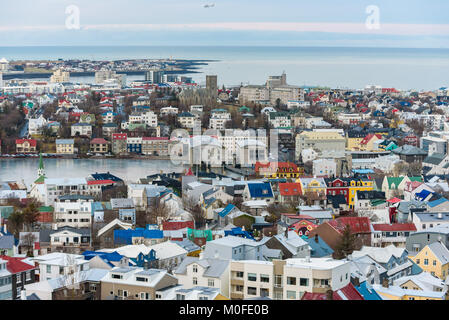 Malerische Luftaufnahme der Stadt Zentrum von Reykjavik, der Hauptstadt Islands, mit typischen bunten Häusern, vom Turm der Kirche Hallgrimskirkja gesehen. Stockfoto