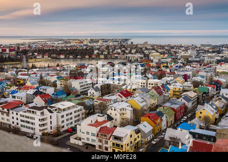 Malerische Luftaufnahme der Stadt Zentrum von Reykjavik, der Hauptstadt Islands, mit typischen bunten Häusern, vom Turm der Kirche Hallgrimskirkja gesehen. Stockfoto