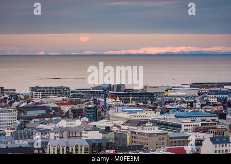 Malerische Luftaufnahme der Stadt Zentrum von Reykjavik, der Hauptstadt Islands, mit typischen bunten Häusern, vom Turm der Kirche Hallgrimskirkja gesehen. Stockfoto