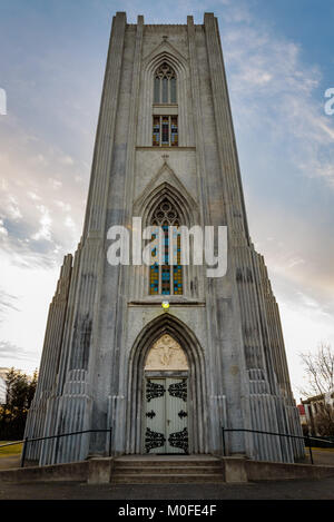 Die Fassade der Kathedrale von Christus, dem König, Reykjavik, Island. Blick bei Sonnenuntergang an einem kalten Wintertag mit blauem Himmel Stockfoto