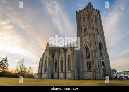 Die Kathedrale von Christus dem König, Reykjavik, Island. Blick bei Sonnenuntergang an einem kalten Wintertag mit blauem Himmel Stockfoto