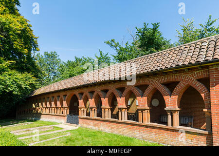 Blick auf das Äußere des redbrick Kreuzgang durch die berühmte Watt Friedhofskapelle, Compton, einem Dorf in der Nähe von Guildford, Surrey, South East England Stockfoto