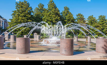 Brunnen an der Waterfront Park in Charleston, South Carolina mit Bäumen im Hintergrund und einem strahlend blauen Himmel Stockfoto