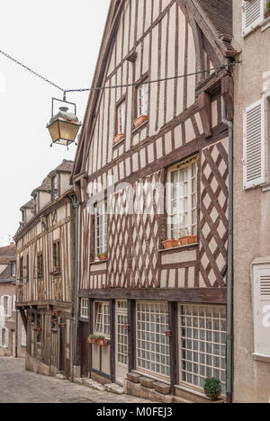 Sehr alte Häuser auf einer Straße in Chartres, Frankreich Stockfoto