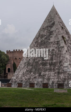 Pyramide von Gaius Cestius in Rom Italien an der Piazzale Ostiense Stockfoto