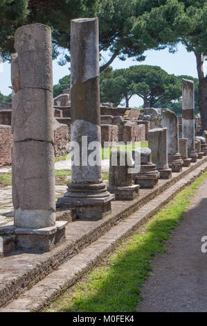 Ostia Antica, Italien - 23 April, 2009 - Spalte Ruinen in der archäologischen Stätte der Hafenstadt des antiken Rom, 15 km südwestlich von Rom Stockfoto