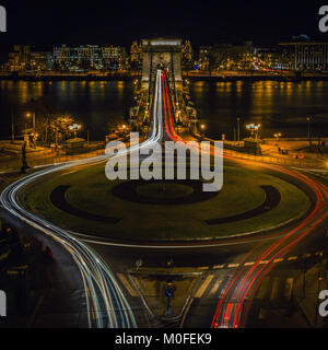 Der Széchenyi Kettenbrücke über die Donau (Donau) River bei Nacht mit Verkehr von der Budaer Tunnel Stockfoto