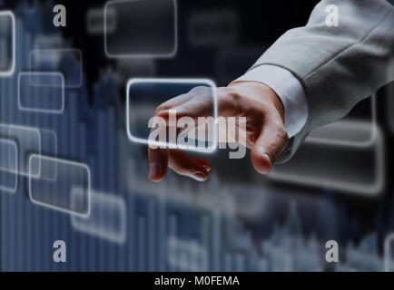 Hand auf Knopfdruck touchscreen Stockfoto
