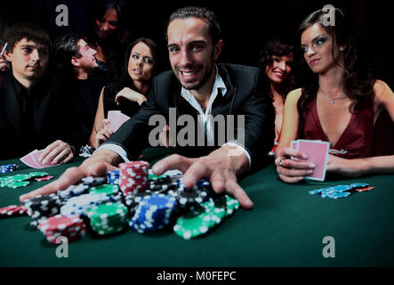 Pokerspieler gehen "all in" seine Chips vorantreiben Stockfoto