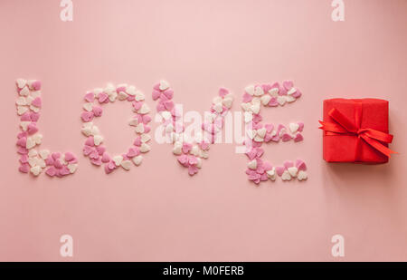 Wort Liebe aus kleinen Herzen Stockfoto