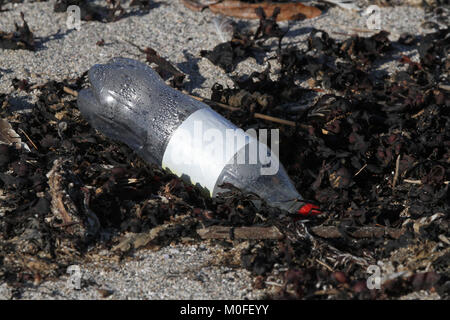 Kunststoff Soft drink Flasche am Strand. Stockfoto