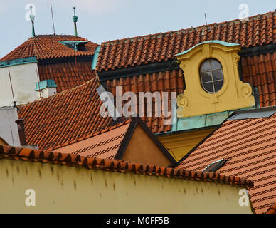 Detailansicht der alten Fliesen- Red Roof Tops in Prag Stockfoto