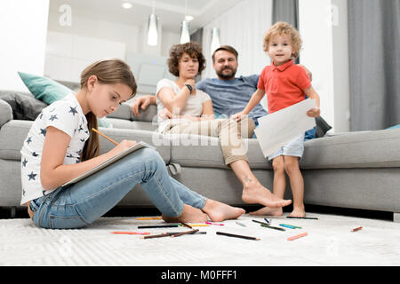 Angenehmen Abend im Schoß der Familie Stockfoto