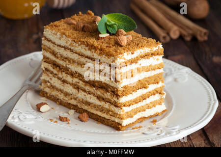 Honig Layer Cake Medovik mit minzeblatt und Mandeln verziert. Russischen Honigkuchen. Detailansicht Stockfoto