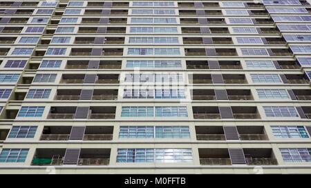 Wohn- Zellen der Herberge Gebäude. Moderne minimalistische Architektur mit viel Platz Glasfenster und Farben auf dem Gebäude. Der Rhythmus o Stockfoto