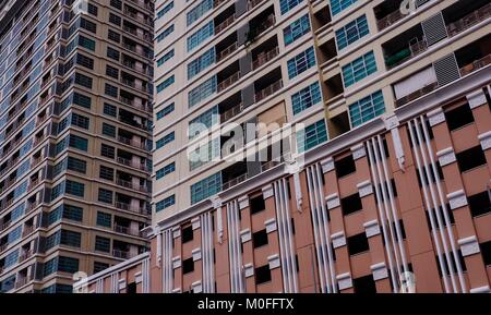 Wohn- Zellen der Herberge Gebäude. Moderne minimalistische Architektur mit viel Platz Glasfenster und Farben auf dem Gebäude. Der Rhythmus o Stockfoto