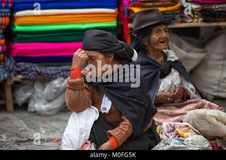 Otavalo, Ecuador - 30. Dezember 2017: indigenen Quechua Frauen am Markt am Samstag Stockfoto