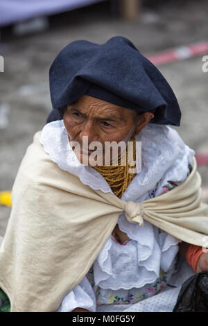 Otavalo, Ecuador - 30. Dezember 2017: indigenen Quechua Frau am Samstag Markt Stockfoto