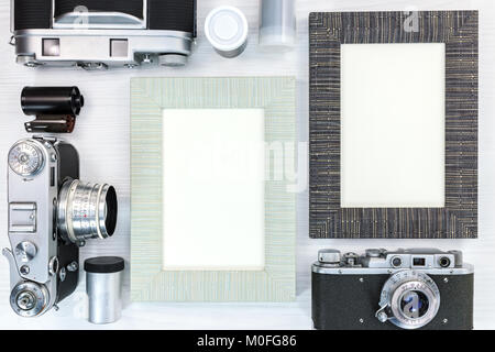 Alte klassische Foto Kameras, Holzrahmen, Filme, Rollen auf weißem Holz- Hintergrund. alte Erinnerungen Konzept. Stockfoto
