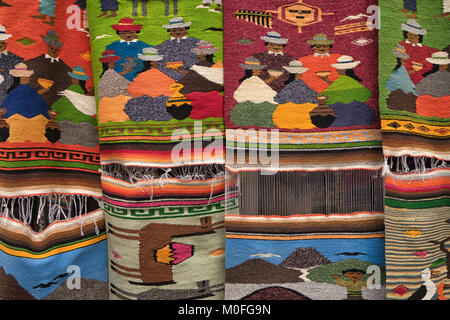 Otavalo, Ecuador - Januar 13, 2018: Bunte indigene Textilien in der beliebten Handwerker Markt Stockfoto