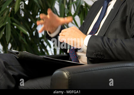 Geschäftsmann Chef oder Politiker geben Interview. Stockfoto