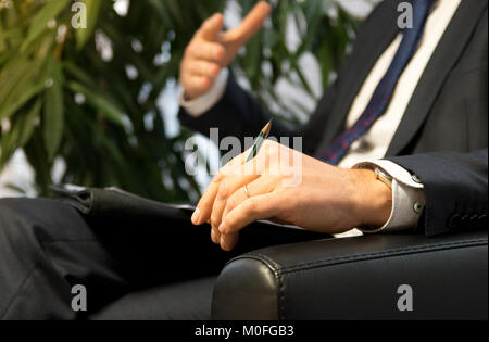 Geschäftsmann Chef oder Politiker geben Interview. Stockfoto