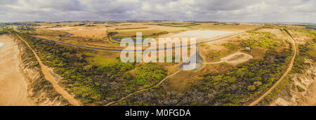 Breite 360 antenne Panorama der Bass Highway in Wiesen und Weiden in der Nähe des Ozeans in Victoria, Australien, Stockfoto