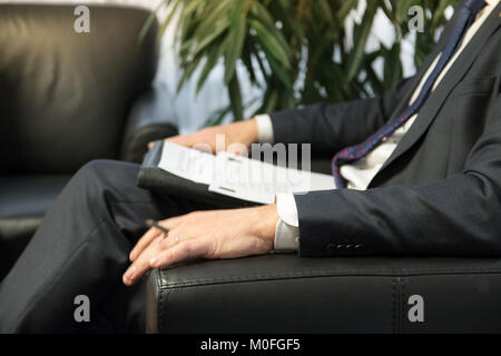 Geschäftsmann Chef oder Politiker geben Interview. Stockfoto