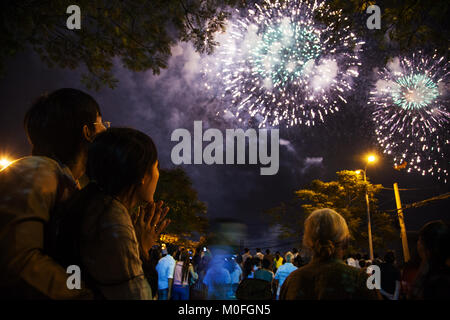 Vietnam - Januar 22, 2012: Zuschauer Feuerwerk beobachten während der Feier der Vietnamesischen neues Jahr Stockfoto