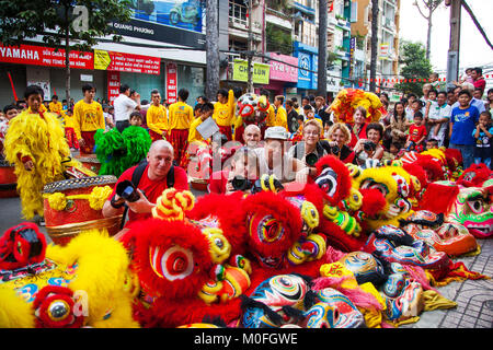 Vietnam - Januar 22, 2012: Touristen fotografieren die Dragon dance. Vietnamesische neues Jahr Stockfoto