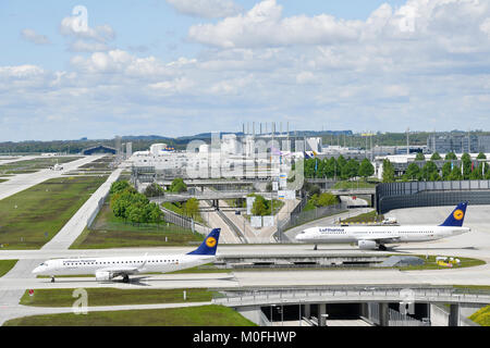 Lufthansa, Embraer ERJ-195 und ERJ, LR 195, LR, Airbus, A321, Brücke, Roll, über, Landebahn, Terminal 1, Gebäude, Architektur, taxiway, Flughafen München, Stockfoto