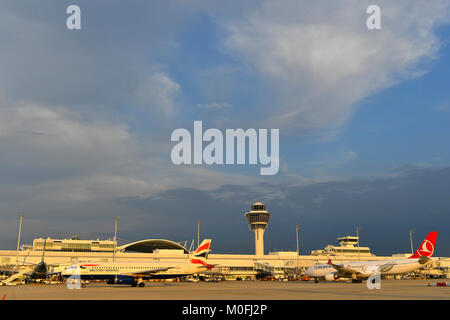 Turkish Airlines, British Airways, Airbus, A320, Licht, Flugzeuge, Flugzeug, Flugzeug, Terminal 1, Turm, MAC, Flughafen München, Zentrum, Sonnenuntergang, Sonne, Stockfoto