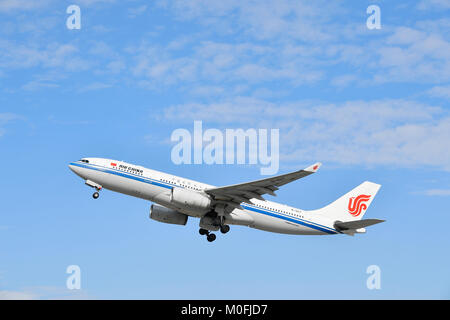 Air China, Airbus A330-200, A330, 200, Start, Flugzeug, Flugzeuge, Cloud, Cloud, Himmel, blau, Sonne, nehmen, Starten, nehmen Sie Stockfoto