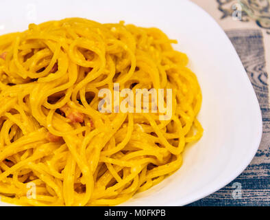 Detailansicht einer Schüssel, italienische Spaghetti alla Carbonara mit Speck, Eiern und Pfeffer Stockfoto