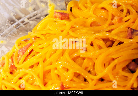 Detailansicht einer Schüssel, italienische Spaghetti alla Carbonara mit Speck, Eiern und Pfeffer Stockfoto