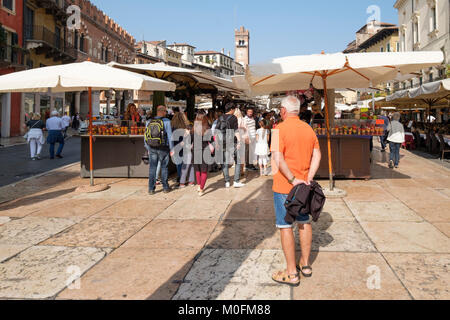 Shopping in der Street Market, Piazza delle Erbe, Verona, Venetien, Italien Stockfoto