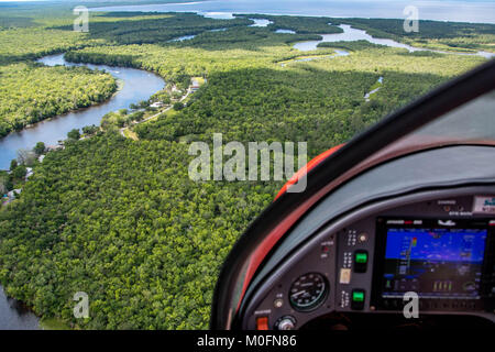 Schüsse auf die atemberaubende Küste Floridas und Wasserstraßen für das Cockpit eines Searey Wasserflugzeug. Stockfoto