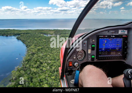 Schüsse auf die atemberaubende Küste Floridas und Wasserstraßen für das Cockpit eines Searey Wasserflugzeug. Stockfoto