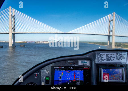 Dames Point Bridge gegen den klaren blauen Himmel aus dem Cockpit der Seary Wasserflugzeug, Jacksonville, Florida Stockfoto