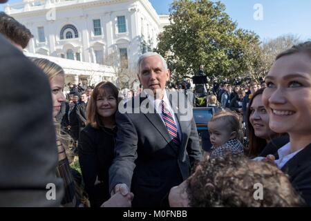 U.S. Vice President Mike Pence, Mitte und Frau Karen Pence, willkommen Anti-Abtreibung, Recht auf Leben Aktivisten während der Marsch für das Leben Empfang im Rosengarten des Weißen Hauses Januar 19, 2018 in Washington, DC. Stockfoto