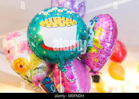 Feier, Geburt, Amusement Konzept. Es gibt Haufen riesig und leuchtende Ballons in verschiedenen Farben auf der Decke sind, hat man pa Stockfoto